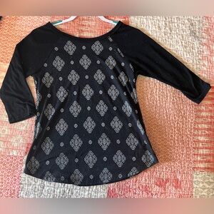 Maurices Black 3/4 Sleeve Graphic Blouse